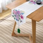 Lila Renk Demet Zambak Motifli Dekoratif Püsküllü Şönil Üçgen Runner Realhomes