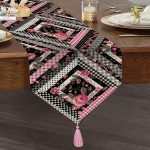 - UcgenRunner-2404-Gorsel1 - Realhomes Kare Puan Çizimli Dekoratif Dijital Baskılı Püsküllü Şönil Üçgen Runner Realhomes