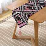 - UcgenRunner-2404-Gorsel2 - Realhomes Kare Puan Çizimli Dekoratif Dijital Baskılı Püsküllü Şönil Üçgen Runner Realhomes