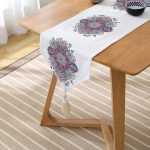 Köşegen Çini Desenli Dekoratif Püsküllü Şönil Üçgen Runner Realhomes