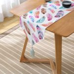 - UcgenRunner-2431-Gorsel2 - Realhomes Renkli Kuş Tüyleri Çizimli Dijital Baskılı Püsküllü Şönil Üçgen Runner Realhomes