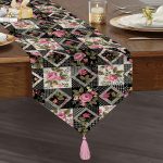 Kavaniçe Kare Desenli Dekoratif Püsküllü Şönil Üçgen Runner Realhomes