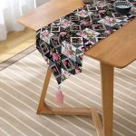 Kavaniçe Kare Desenli Dekoratif Püsküllü Şönil Üçgen Runner Realhomes