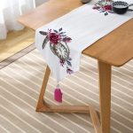 Cep Saati Motifli Kuş Tüyü Desenli Dekoratif Püsküllü Şönil Üçgen Runner Realhomes