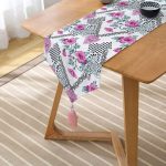 - UcgenRunner-2514-Gorsel2 - Realhomes Kare Puanlı Kalp Kolye Motifli Dekoratif Püsküllü Şönil Üçgen Runner Realhomes