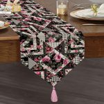 - UcgenRunner-2525-Gorsel1 - Realhomes Siyah Beyaz Puanlı Çiçek Çizimli Modern Püsküllü Şönil Üçgen Runner Realhomes