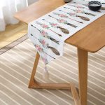 Çiçekli Mızrak Motifli Dijital Baskılı Püsküllü Şönil Üçgen Runner Realhomes