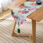 Şerit Temalı Sardunya Baskılı Dekoratif Püsküllü Şönil Üçgen Runner Realhomes