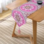 - UcgenRunner-2541-Gorsel2 - Realhomes Çiçek Halkası Motifli Modern Dijital Baskılı Püsküllü Şönil Üçgen Runner Realhomes