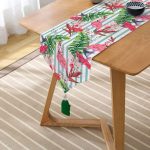 Flamingo Motifli Şerit Desenli Dekoratif Püsküllü Şönil Üçgen Runner Realhomes