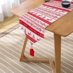 Realhomes Merry Christmas Kanaviçe Görünümlü Geyikler Baskılı Özel Tasarım Püsküllü Şönil Üçgen Runner Realhomes