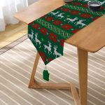 - UcgenRunner-3033-Gorsel2 - Realhomes  Realhomes Yeşil Zeminde Yılbaşı Geyikleri Desenli Dekoratif Özel Tasarım Püsküllü Şönil Üçgen Runner Realhomes