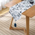 - UcgenRunner-3040-Gorsel2 - Realhomes Realhomes Beyaz Zeminli Geyik ve Yaprak Motifleri Dijital Baskılı Özel Tasarım Püsküllü Şönil Üçgen Runner Realhomes