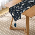 - UcgenRunner-3041-Gorsel2 - Realhomes Realhomes Siyah Zeminde Geyik ve Yaprak Desenli Özel Tasarım Püsküllü Şönil Üçgen Runner Realhomes