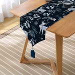 - UcgenRunner-3042-Gorsel2 - Realhomes Realhomes Lacivert Zeminde Geyik ve Yaprak Motifleri Dijital Baskılı Özel Tasarım Püsküllü Şönil Üçgen Runner Realhomes