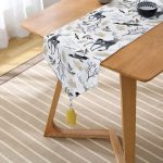 Realhomes Ekru Zeminli Geyik ve Yaprak Motifler Dijital Baskılı Özel Tasarım Püsküllü Şönil Üçgen Runner Realhomes