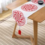 - UcgenRunner-3048-Gorsel2 - Realhomes Geometrik Yılbaşı Geyikleri Dijital Baskılı Püsküllü Şönil Üçgen Runner Realhomes