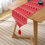 Kırmızı Zeminli Kanaviçe Geyik Desenli Püsküllü Şönil Üçgen Runner Realhomes