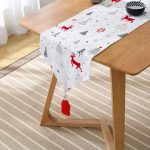 - UcgenRunner-3075-Gorsel2 - Realhomes  Realhomes Kırmızı Geyikler ve Ağaçlar Yılbaşı Konseptli Dijital Baskılı Özel Tasarım Püsküllü Şönil Üçgen Runner Realhomes