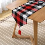 - UcgenRunner-3080-Gorsel2 - Realhomes Realhomes Siyah Kırmızı Beyaz Ekose Desenli Dekoratif Özel Tasarım Püsküllü Şönil Üçgen Runner Realhomes