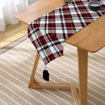 Kırmızı Siyah Çapraz Ekose Desenli Dekoratif Püsküllü Şönil Üçgen Runner Realhomes