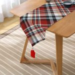 - UcgenRunner-3085-Gorsel2 - Realhomes Realhomes Kırmızı Siyah Beyaz Ekose Desenli Dekoratif Özel Tasarım Püsküllü Şönil Üçgen Runner Realhomes