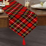 - UcgenRunner-3089-Gorsel1 - Realhomes Realhomes Kırmızı Zeminli Ekose Desenli Dekoratif Özel Tasarım Püsküllü Şönil Üçgen Runner Realhomes