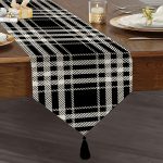 Realhomes Siyah Beyaz Ekose Desenli Dekoratif Özel Tasarım Püsküllü Şönil Üçgen Runner Realhomes