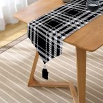 Realhomes Siyah Beyaz Ekose Desenli Dekoratif Özel Tasarım Püsküllü Şönil Üçgen Runner Realhomes