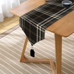 Realhomes Siyah Zeminli Ekose Desenli Dijital Baskılı Dekoratif Özel Tasarım Püsküllü Şönil Üçgen Runner Realhomes