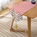 Gold ve Pembe Renkli Mermer Desenli Modern Püsküllü Şönil Üçgen Runner Realhomes