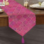 - UcgenRunner-3174-Gorsel1 - Realhomes Realhomes Pembe Altın Varaklı Ogea Desenli Dekoratif Özel Tasarım Püsküllü Şönil Üçgen Runner Realhomes