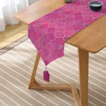 - UcgenRunner-3174-Gorsel2 - Realhomes Realhomes Pembe Altın Varaklı Ogea Desenli Dekoratif Özel Tasarım Püsküllü Şönil Üçgen Runner Realhomes