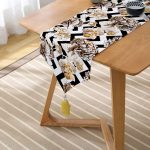 Zigzag Zeminde Çiçekler Temalı Modern Püsküllü Şönil Üçgen Runner Realhomes