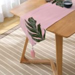 Pembe Zeminde Yaprak Modern Tasarımlı Dekoratif Püsküllü Şönil Üçgen Runner Realhomes