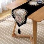 - UcgenRunner-3200-Gorsel2 - Realhomes  Siyah Zeminde Çiçek Bahçesi Exclusive Modern Tasarımlı Püsküllü Şönil Üçgen Runner Realhomes