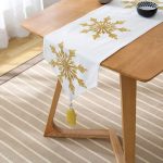 - UcgenRunner-3207-Gorsel2 - Realhomes Altın Görünümlü Kar Tanesi Desenli 3D Modern Püsküllü Şönil Üçgen Runner Realhomes