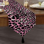 - UcgenRunner-3217-Gorsel1 - Realhomes Realhomes Pembe Renkli Leopar Desenli Modern Özel Tasarım Püsküllü Şönil Üçgen Runner Realhomes