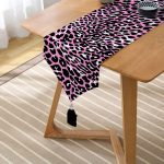 - UcgenRunner-3217-Gorsel2 - Realhomes Realhomes Pembe Renkli Leopar Desenli Modern Özel Tasarım Püsküllü Şönil Üçgen Runner Realhomes