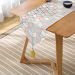 Realhomes Geometrik Desenli 3D Özel Tasarımlı Modern Özel Tasarım Püsküllü Şönil Üçgen Runner Realhomes