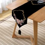 Siyah Zeminde Otantik Çiçekler Özel Tasarım Püsküllü Şönil Üçgen Runner Realhomes