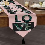 Realhomes Love Yaprak Detaylı Özel Tasarım Püsküllü Şönil Üçgen Runner Realhomes