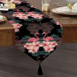 Realhomes Siyah Zeminde Lilyum ve Flamingo Özel Tasarım Püsküllü Şönil Üçgen Runner Realhomes