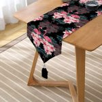 Realhomes Siyah Zeminde Lilyum ve Flamingo Özel Tasarım Püsküllü Şönil Üçgen Runner Realhomes