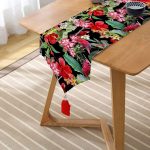 Realhomes Siyah Zeminde 3D Tropikal Papağanlar Modern Özel Tasarım Püsküllü Şönil Üçgen Runner Realhomes