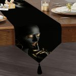 Realhomes Siyahı Kadın Motifli Özel Tasarım Püsküllü Şönil Üçgen Runner Realhomes