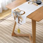 Realhomes Altın Varaklı Love Tasarımlı Modern Dekoratif Özel Tasarım Püsküllü Şönil Üçgen Runner Realhomes