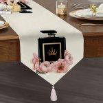 - UcgenRunner-3363-Gorsel1 - Realhomes Coco Parfüm Tasarımlı Dijital Baskılı 3D Püsküllü Şönil Üçgen Runner Realhomes