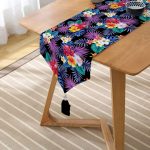 Siyah Zeminde Rengarenk Çiçekler Tasarımlı Dekoratif Püsküllü Şönil Üçgen Runner Realhomes