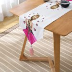 - UcgenRunner-3379-Gorsel2 - Realhomes Balerin Kız Çizimli Dijital Baskılı 3D Dekoratif Püsküllü Şönil Üçgen Runner Realhomes